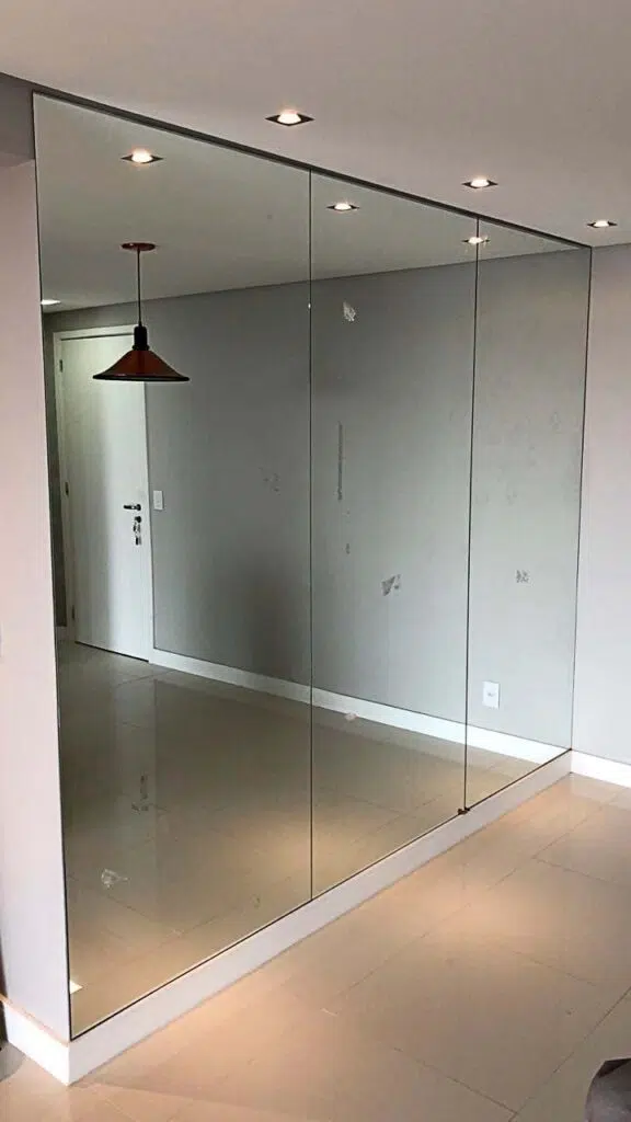 Procurando por uma vidraçaria perto de mim ou mais próxima com preço justo nos serviços de Espelhos para Banheiro, Box de Banheiro e envidraçamento de Sacada.