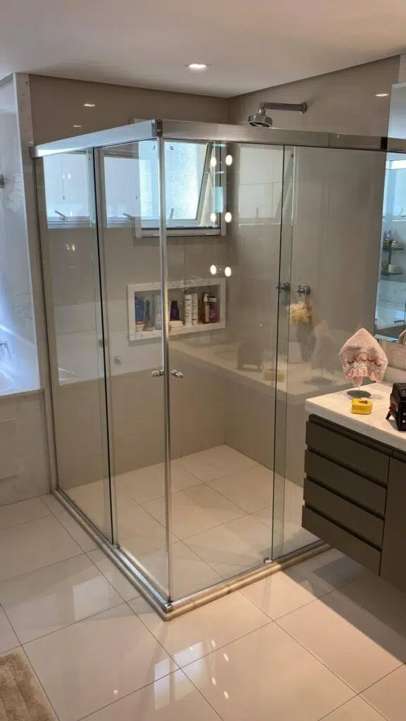 Procurando por uma vidraçaria perto de mim ou mais próxima com preço justo nos serviços de Espelhos para Banheiro, Box de Banheiro e envidraçamento de Sacada.